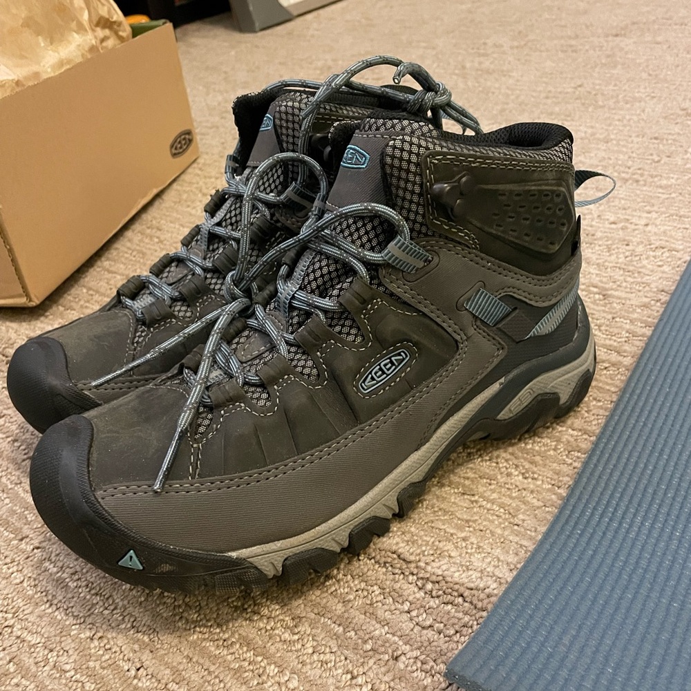 BRAND NEW, never worn Women’s KEEN Targhee III Mid waterproof boots Sz 8